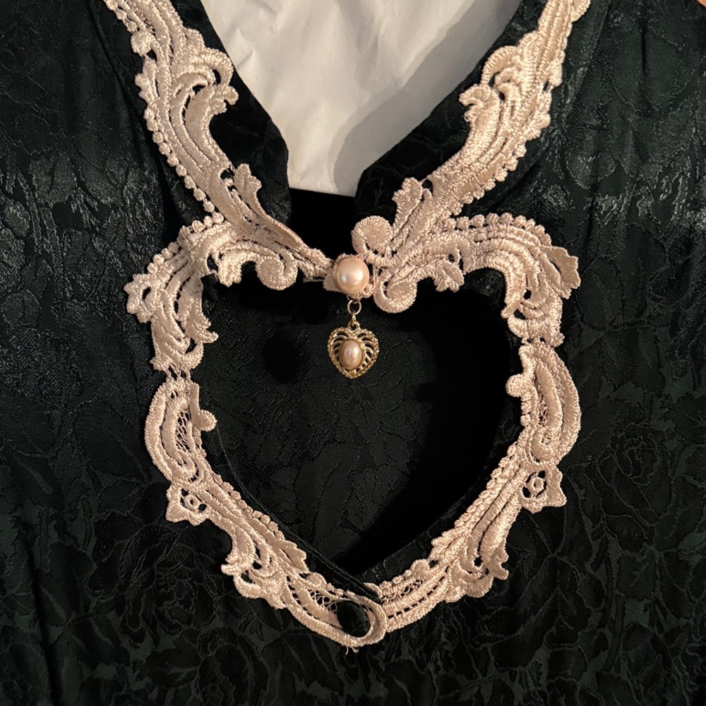 Elegant Hunter Green Dress with Antique White Lace Detail - Picture 2 of 12